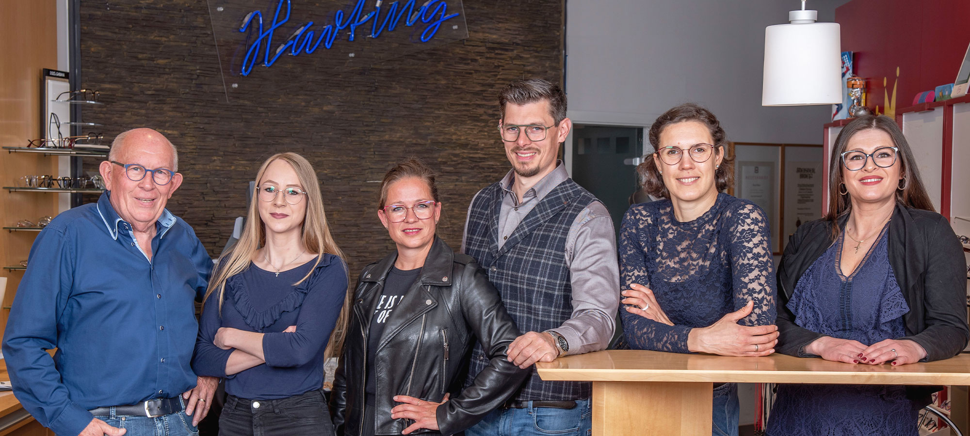 Gruppenfoto vom Harting Team im Harting Gebäude